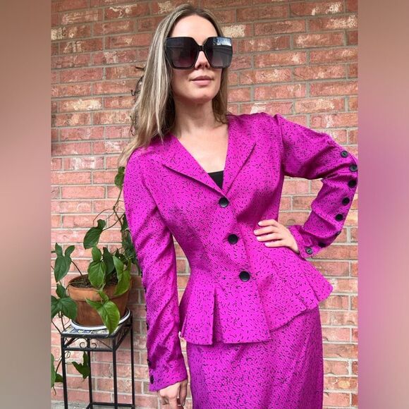 VINTAGE Louis Feraud 2pc Suit Set Pink Peplum Jacket Skirt Sz 6 Statement - Picture 2 of 15